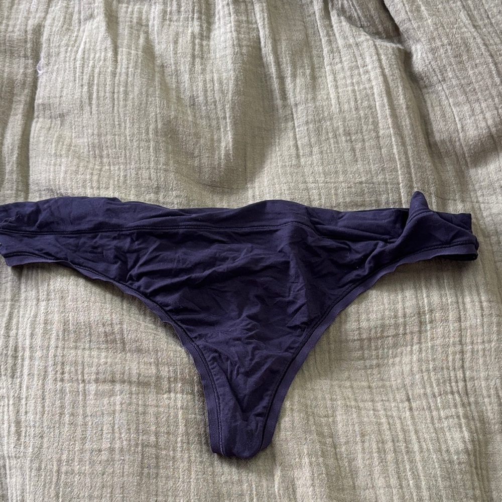 Lululemon thong size L